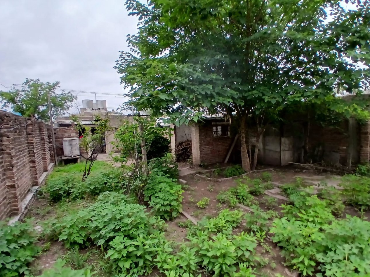B° VILLA ADELA: PARA RECICLAR VENDO CASA CON LOCAL SOBRE PETTIROSSI (IDEAL INVERSOR)