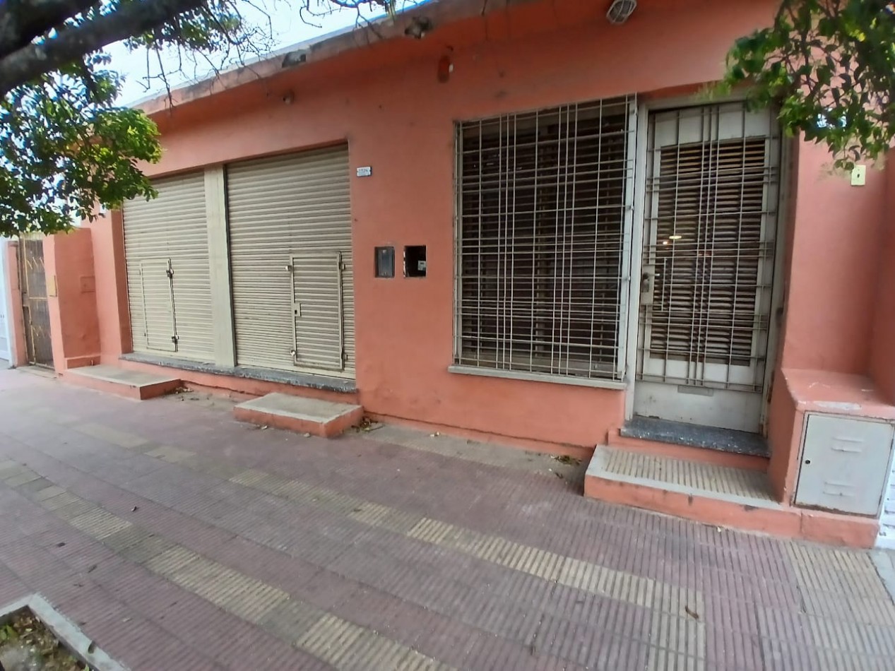 B° VILLA ADELA: PARA RECICLAR VENDO CASA CON LOCAL SOBRE PETTIROSSI (IDEAL INVERSOR)