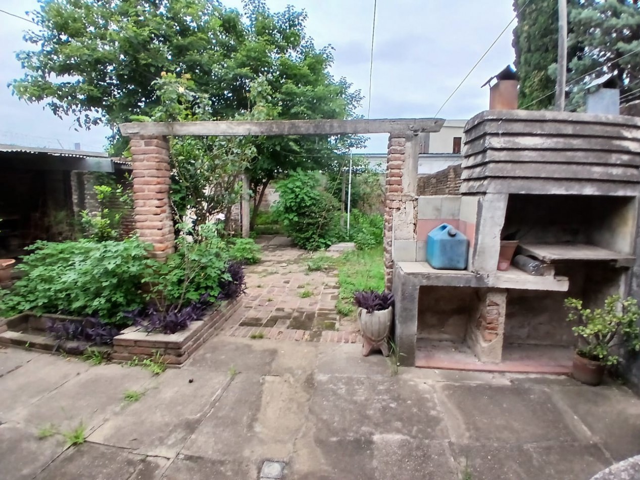 B° VILLA ADELA: PARA RECICLAR VENDO CASA CON LOCAL SOBRE PETTIROSSI (IDEAL INVERSOR)