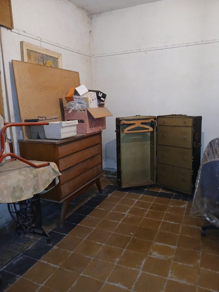 B° VILLA ADELA: PARA RECICLAR VENDO CASA CON LOCAL SOBRE PETTIROSSI (IDEAL INVERSOR)