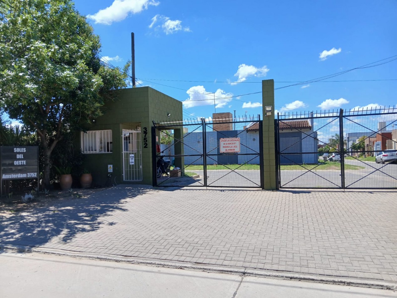 VENDO HERMOSA CASA DE 3 DORMITORIOS EN BARRIO CERRADO SOLES DEL OESTE (MATIENZO)