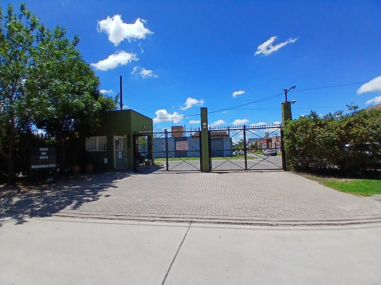 VENDO HERMOSA CASA DE 3 DORMITORIOS EN BARRIO CERRADO SOLES DEL OESTE (MATIENZO)