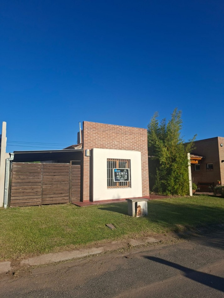 VENDO HERMOSA CASA DE 3 DORMITORIOS EN BARRIO CERRADO SOLES DEL OESTE (MATIENZO)