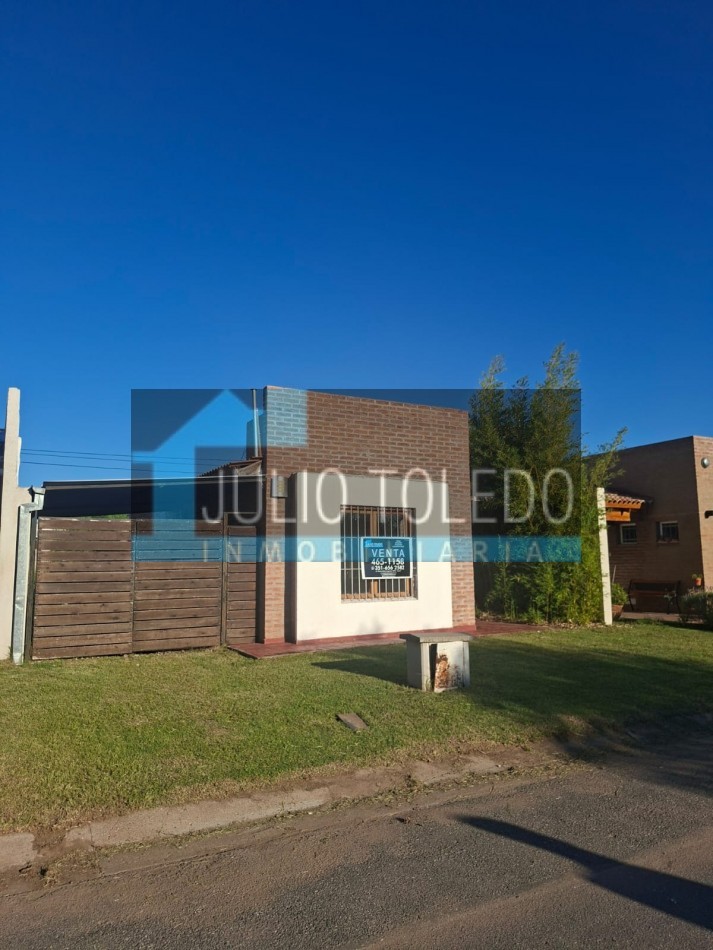 VENDO HERMOSA CASA DE 3 DORMITORIOS EN BARRIO CERRADO SOLES DEL OESTE (APTO CREDITO)