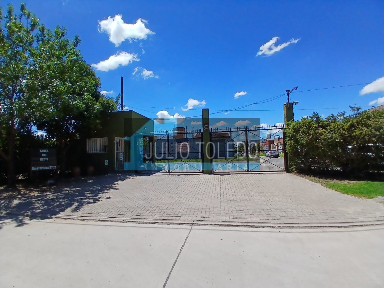 VENDO HERMOSA CASA DE 3 DORMITORIOS EN BARRIO CERRADO SOLES DEL OESTE (APTO CREDITO)