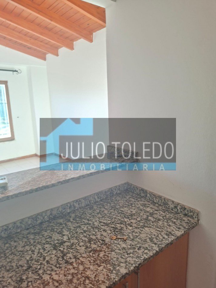 VENDO HERMOSA CASA DE 3 DORMITORIOS EN BARRIO CERRADO SOLES DEL OESTE (APTO CREDITO)